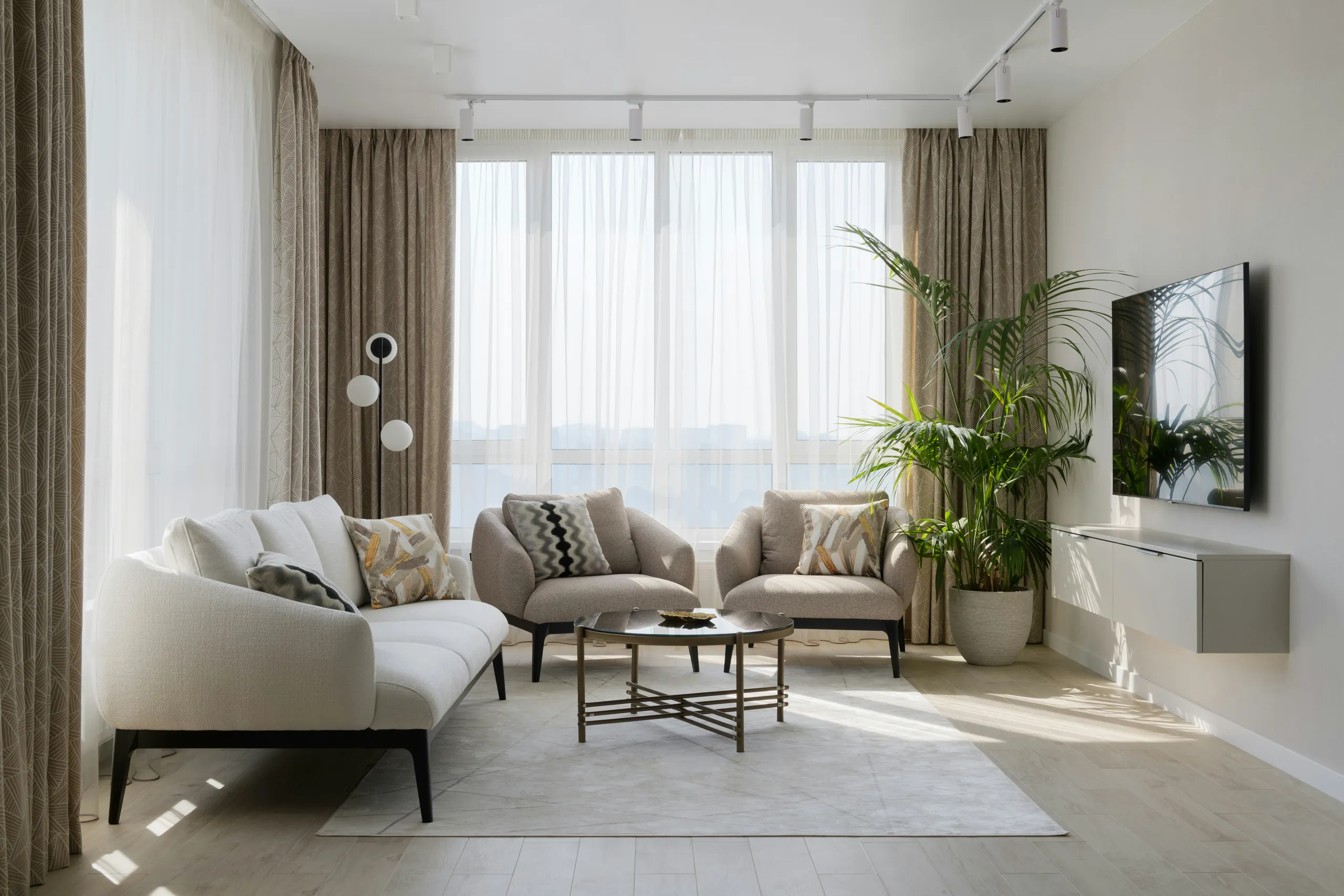 Salón luminoso: cortinas beige, madera, verde